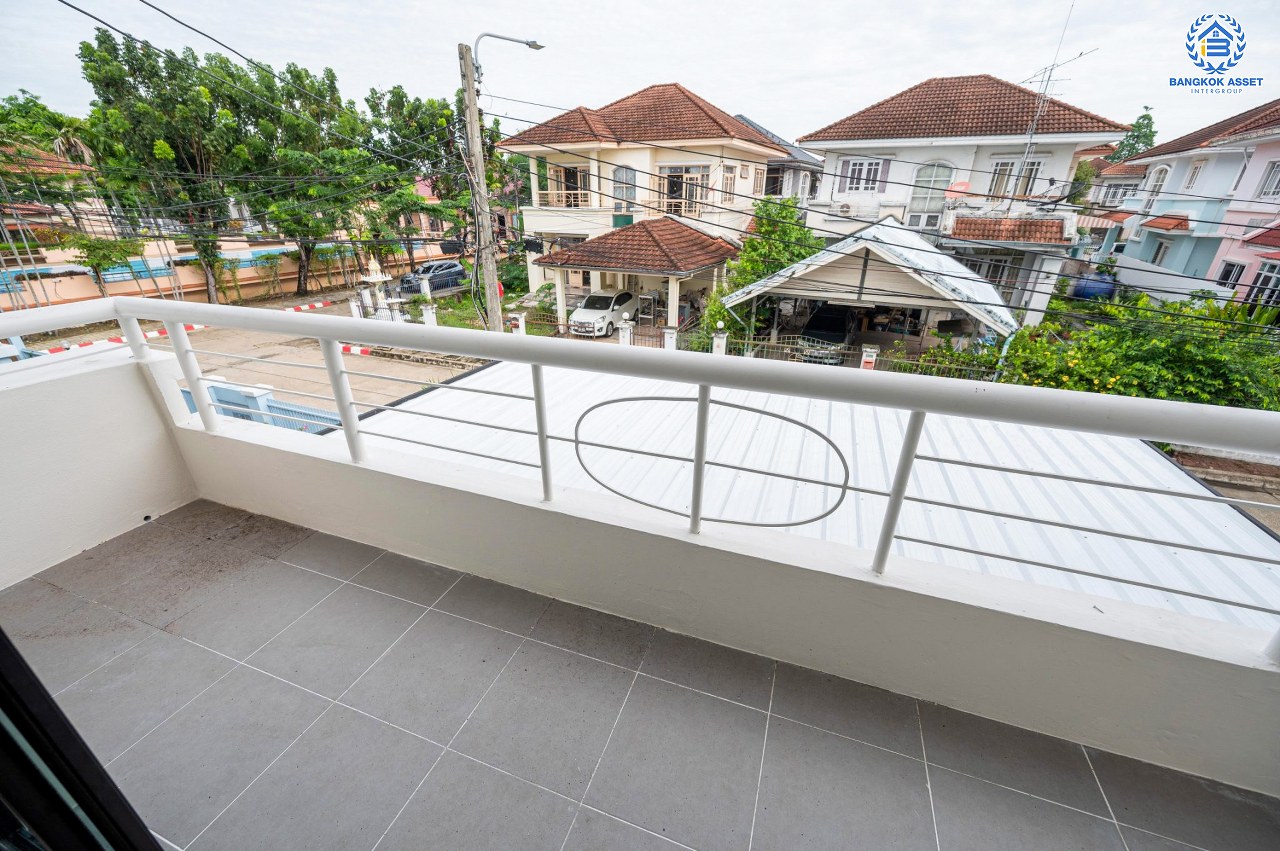 บ้านมือสองตกแต่งใหม่ โครงการ วรารมย์ เพชรเกษม81 แบรนด์ Q.House รองรับทุกความสุขใกล้ส่วนกลาง เนื้อที่ 64.1 ตร.ว. ฟังก์ชัน 4 ห้องนอน 3 ห้องน้ำ 1 ห้องอเนกประสงค์ จอดรถได้ 2 คัน บนทำเลใกล้ The Mall บางแค และเชื่อมต่อ ถนนกาญจนาฯ ถนนบางบอน และถนนพุทธมณฑลสาย4